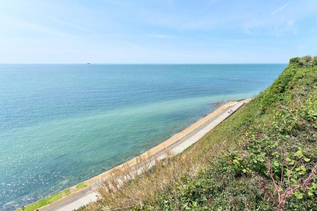 Appartement Stunning 3 Bed Penthouse With Sea Views & Parking - The Perfect Choice For Families, Small Groups & Business Travellers - Dog Friendly - Super Fast Wi-fi - 1000 Mbps Ventnor